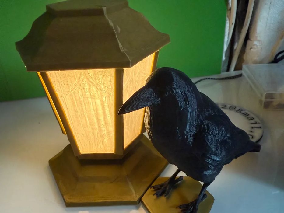 Corvo numa Candeeiro Gótico