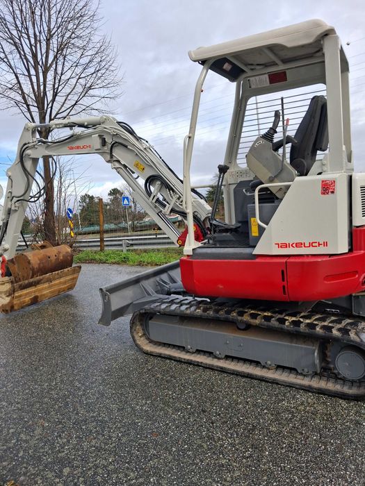 Mini Giratória  Mini Escavadora Takeuchi TB138FR