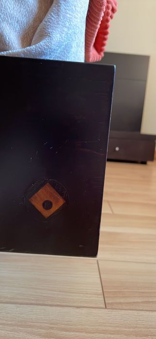 Cama com cabeceira + 2 mesinhas de cabeceira + cômoda.