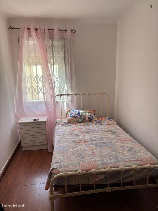 Quarto - localizado em Olivais Lisbon
