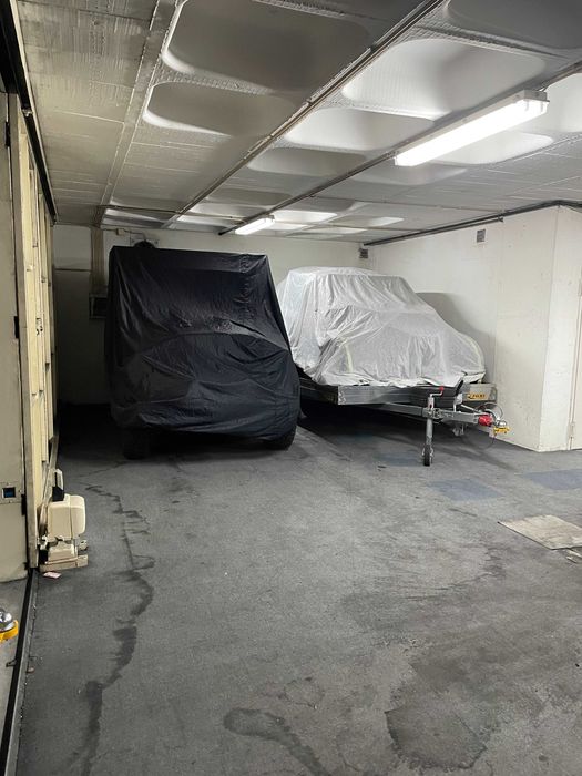 2 lugares garagem em box fechada com porta automática com segurança e armazém anexo