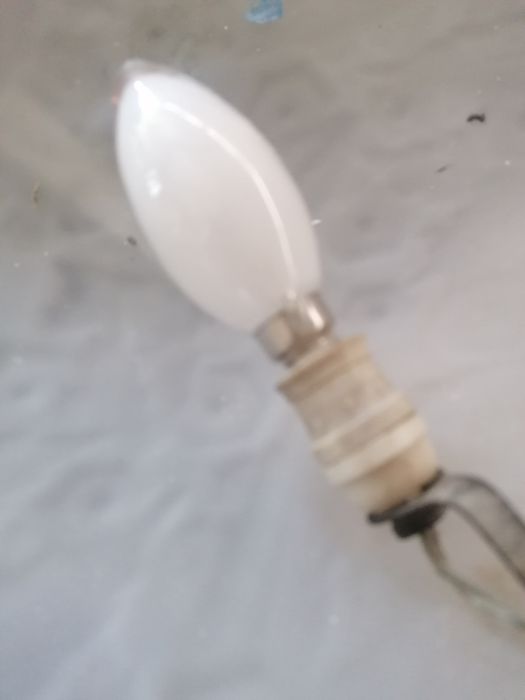 Candieiro de teto francês, assinado pelo autor. 80€