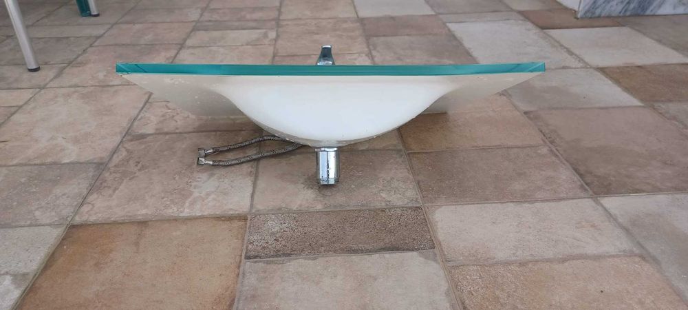 lavatório de vidro com estrutura de ferro