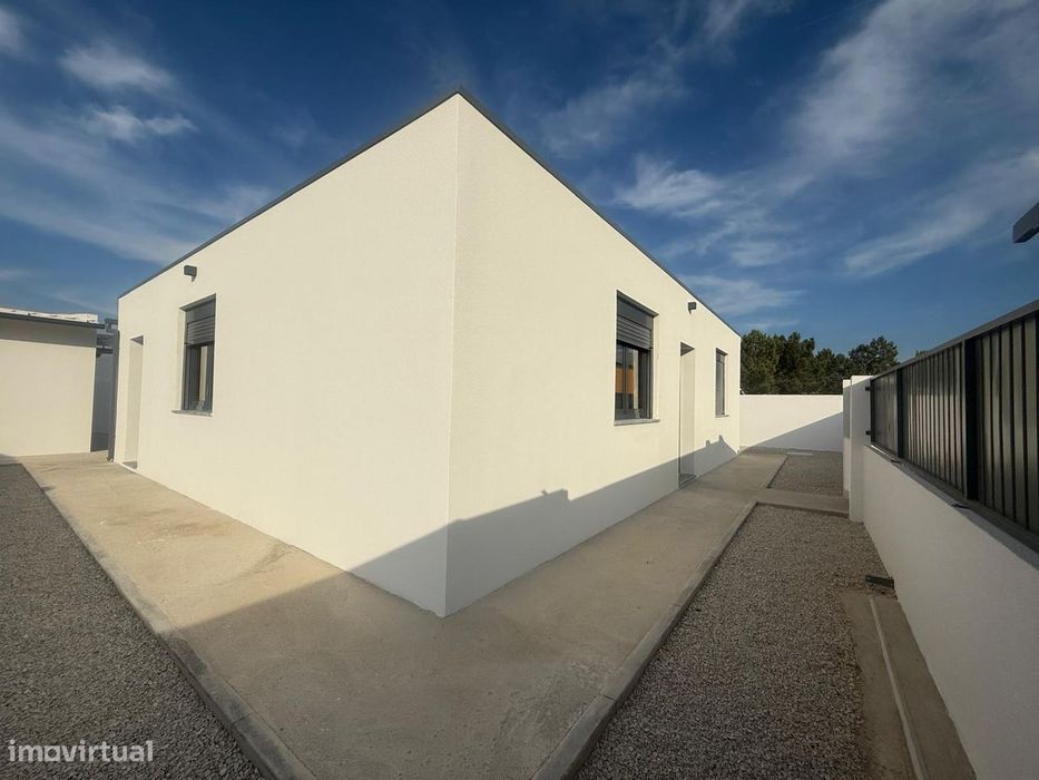 Moradia Térrea Isolada T2 Nova forrada a capoto em Fernão Ferro