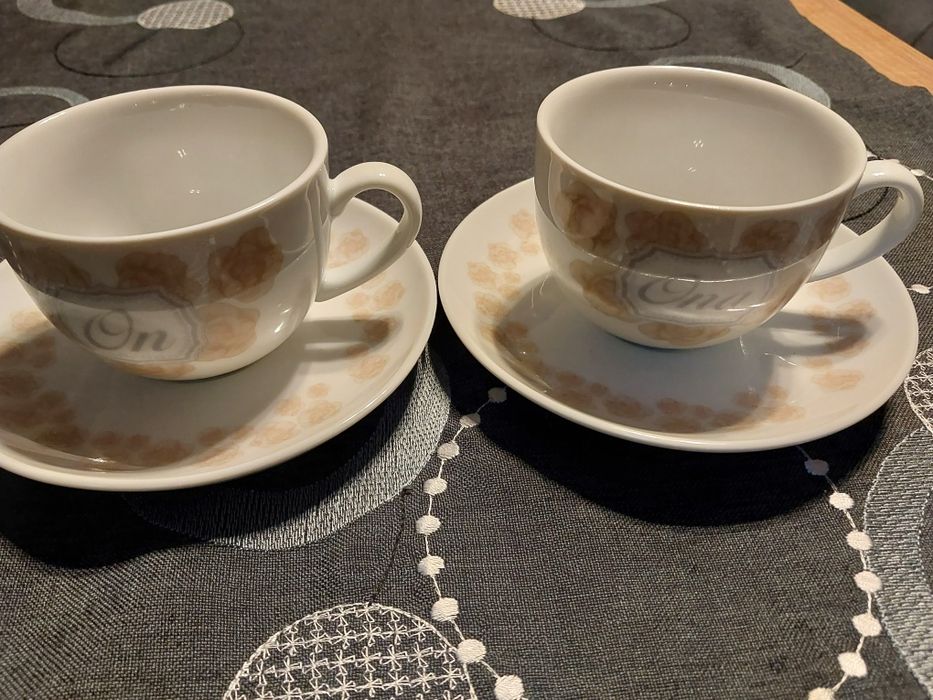 Zestaw filiżanek z talerzykami.