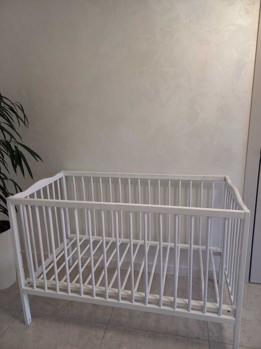 Дитяче ліжечко без матрацу.