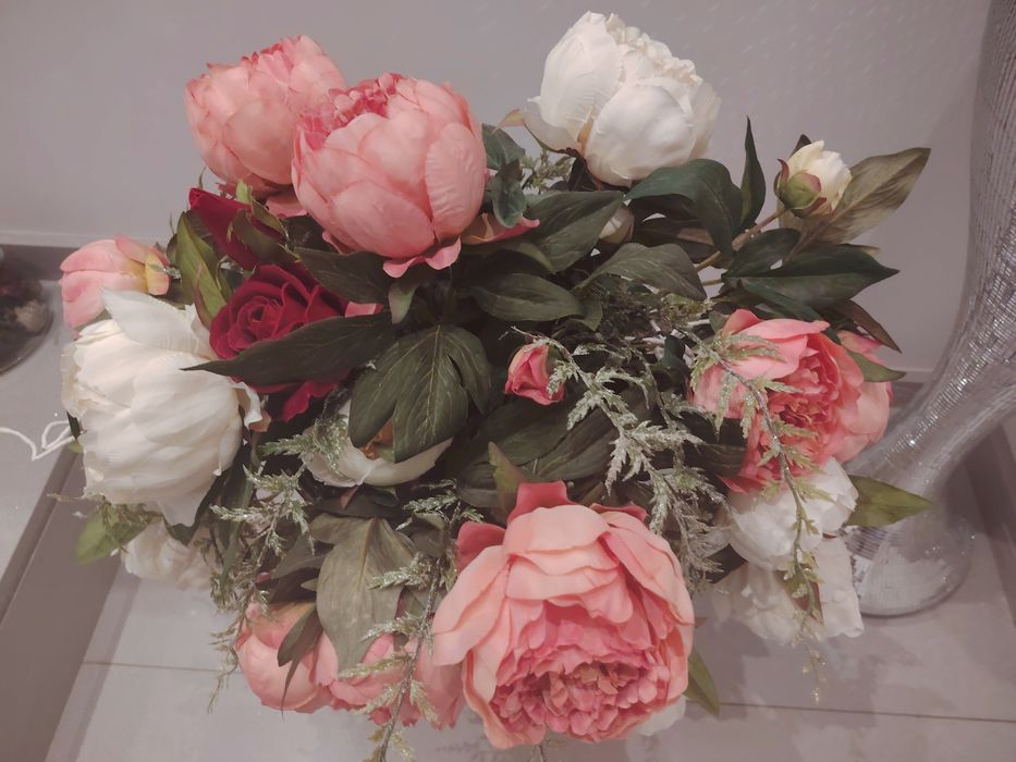 Jarra com arranjo flores artificiais