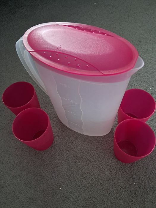 Dzbanek i cztery kubki plastikowe