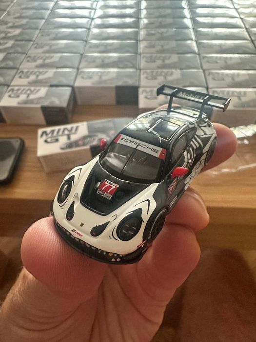 Mini GT Porsche 911 GT3 R AO Racing Skeleton 1143 kartonik