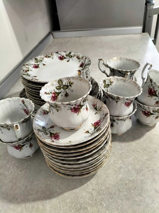 Zestaw kawowo- deserowy  Złota  róża -porcelana Chodzież