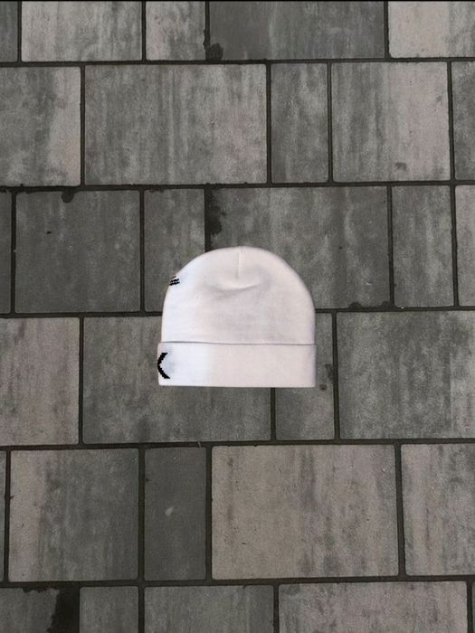 Biała Czapka Arcteryx