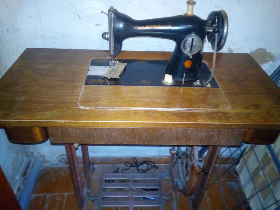 Продаю швейную машинку.