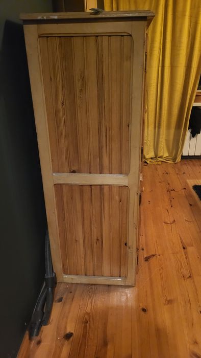 Komoda drewniana wielkości szafy