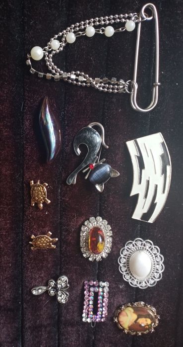 Украшения из мельхиора времён СССР,кулоны из натуральных камней,кдипсы,броши.