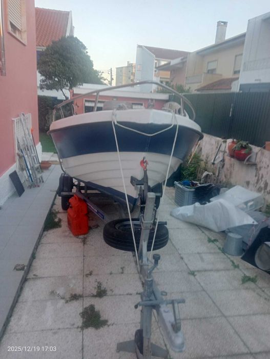 Embarcação de recreio em bom estado