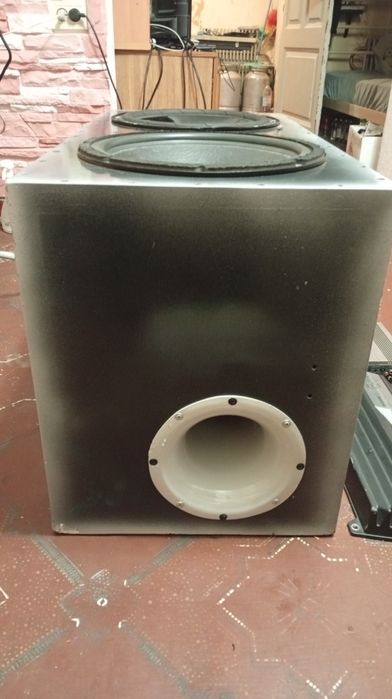 Продам два саба короб и два усилка