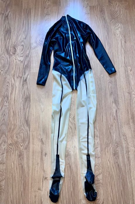 792/ OD RĘKI Kombinezon latex lateks catsuit czarno transparentny M