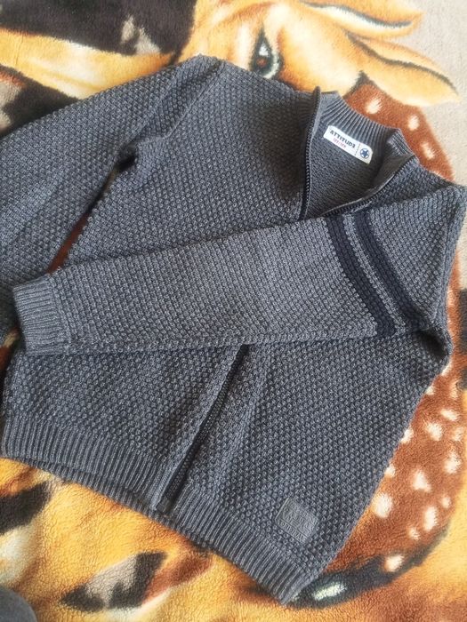 Swetr w rozmiarze 134-140