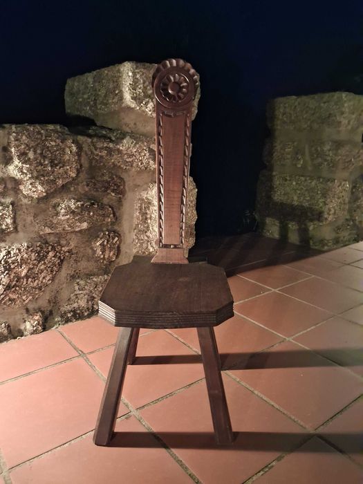 Cadeira rústica em madeira maciça