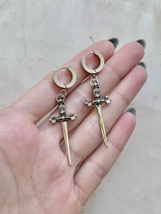 Сережки мечі клинки ножі лицар середньовіччя кольчуга