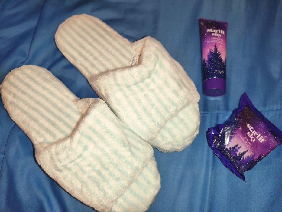 Zestaw upominkowy: kapcie+ mydełko i krem do rąk Oriflame