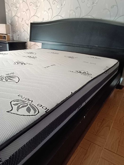 Ótima Cama com Colchão Madeira Maciça