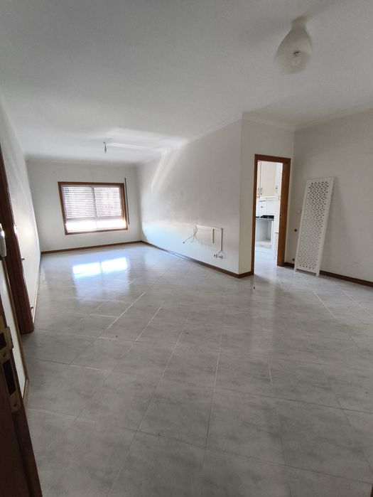 Apartamento T1 para Arrendamento – Meadela (Praça João Paulo II)