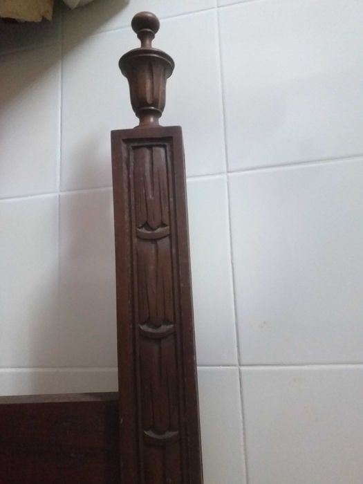 Cama antiga maciça em bom estado desmontada