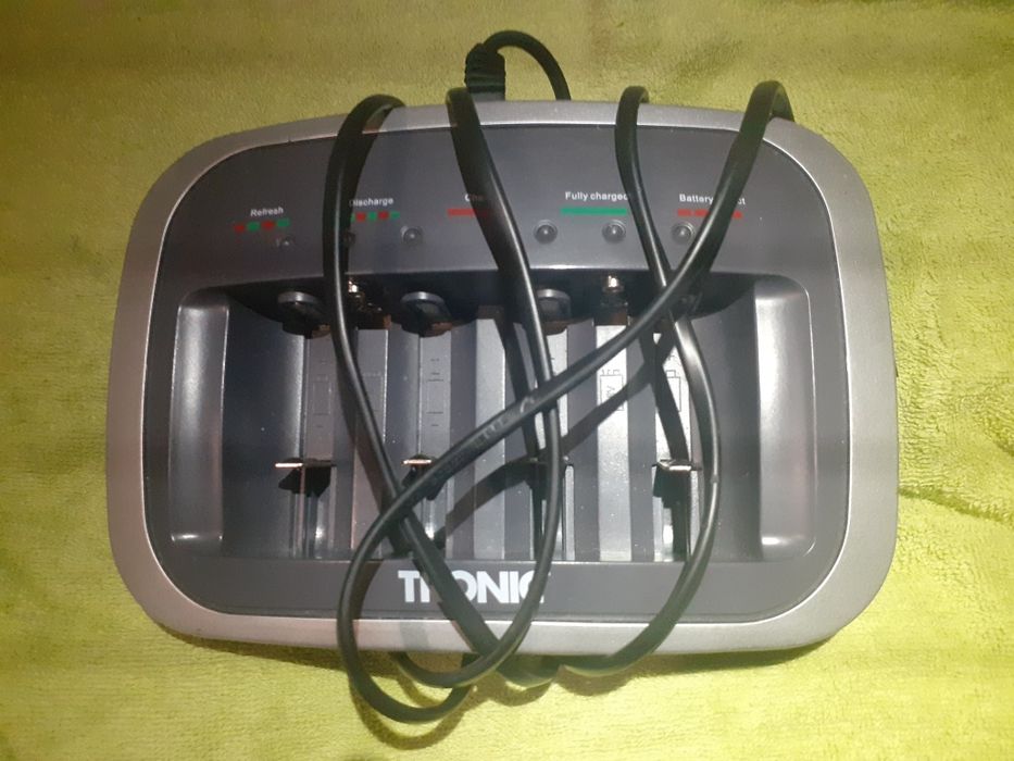 Carregador de pilhas, da marca Tronic.