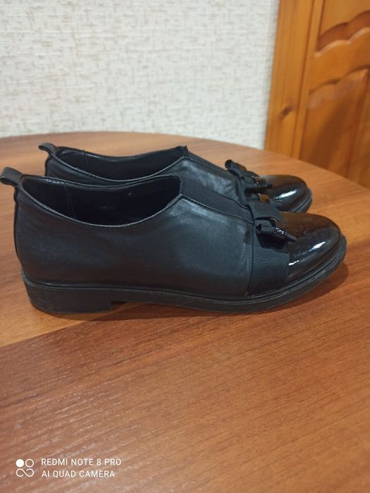 Продаються туфлі.