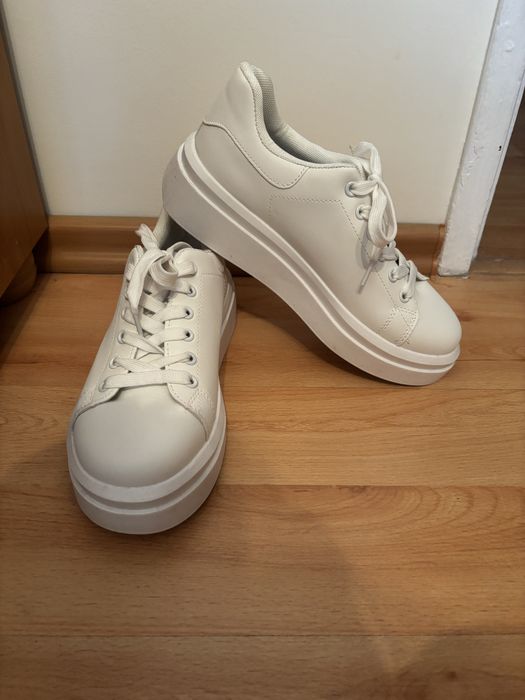 Białe buty damskie adidasy