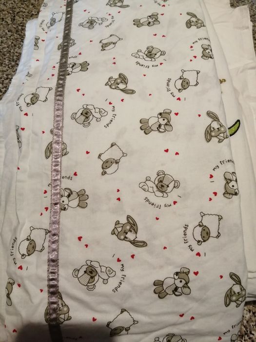 Vários lençóis de berço