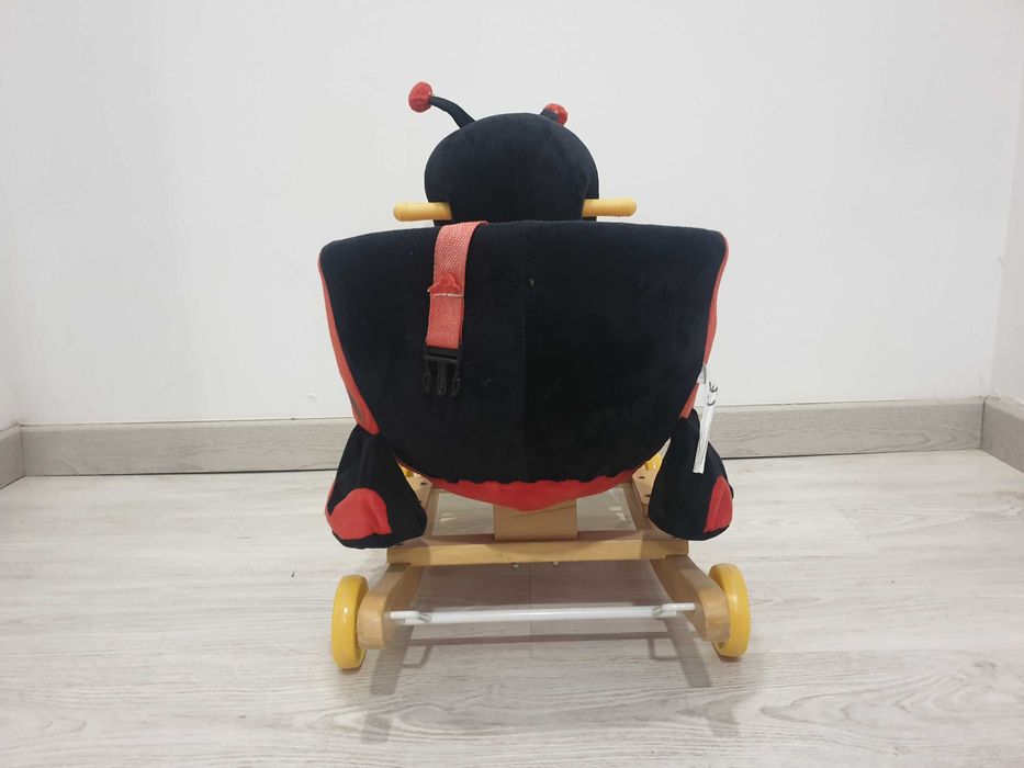 Joaninha em Peluche com Base de Madeira e Rodas
