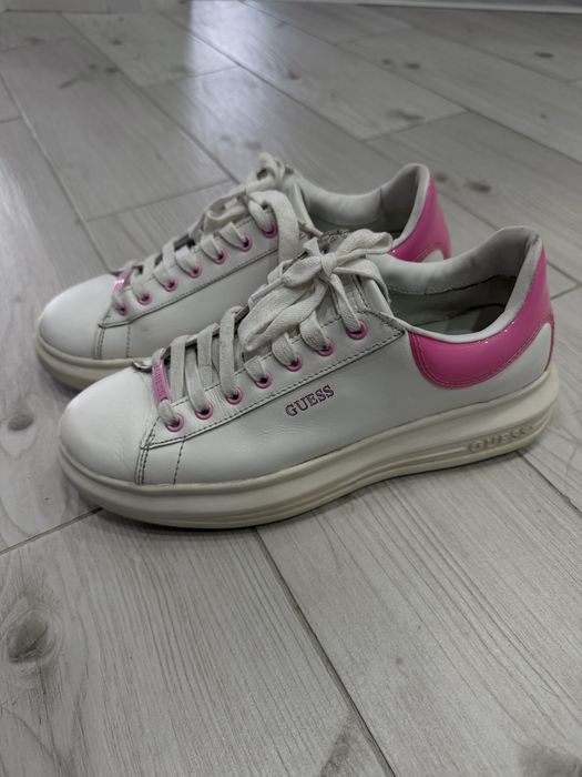 Кросівки б/у Guess EU 39
