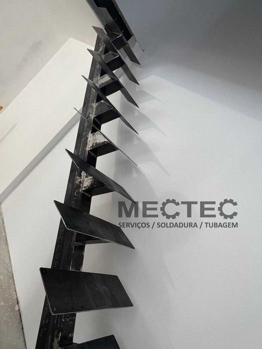 Serralheira, portão, corrimão, cobertura, telha sanduiche.