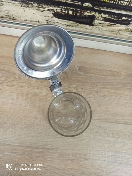 Kufel do piwa z metalową pokrywą – styl retro