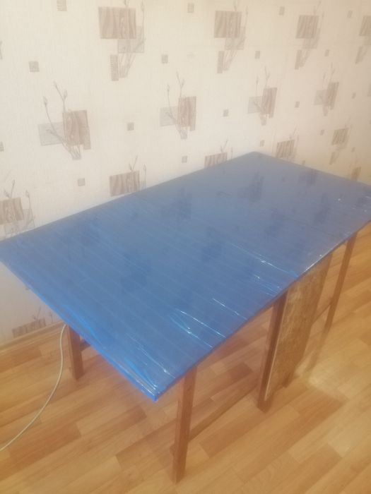 Продам обеденный стол книжку