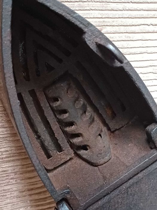 Stare Żelazko Na Węgiel z Kominem.