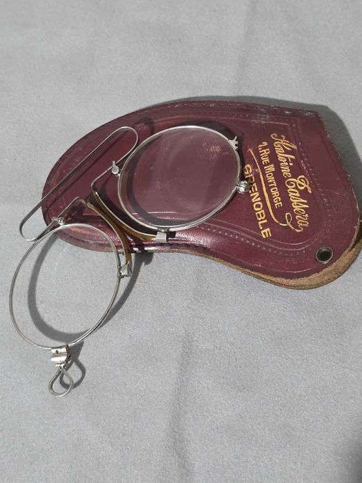 Oculos muito antigos francesa