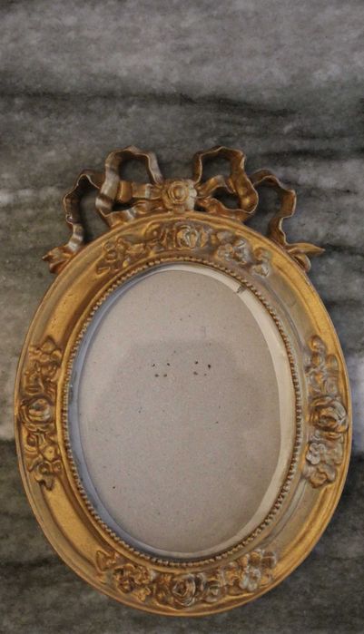 Moldura vintage, anos 60 em marfinite pintada a dourado
