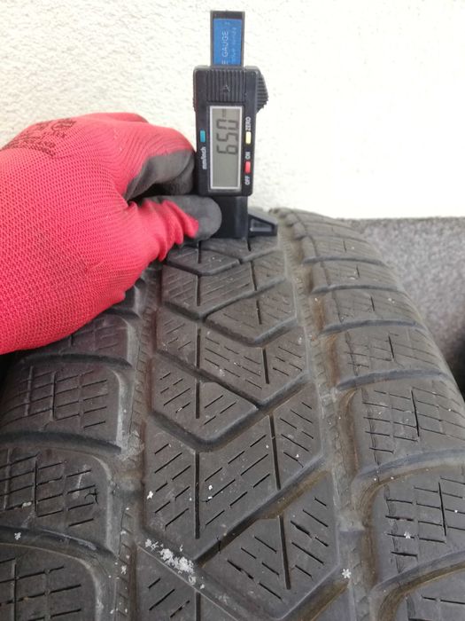 4 opony zimowe Pirelli 215/65R17, bieżnik 6/6,5mm.