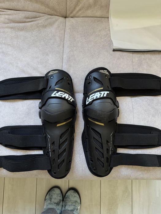 Мото наколінники Leatt Dual Axis S-M Black