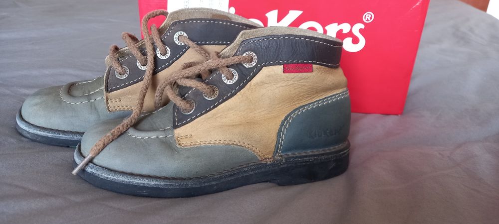 Botas de pele de menino