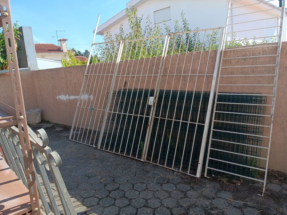 Vendo grades com porta 4,5 m largura e 2,10 m altura em muito bom estada