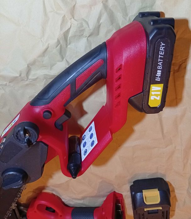 Conjunto serra eletrica e tesoura a bateria com extensão