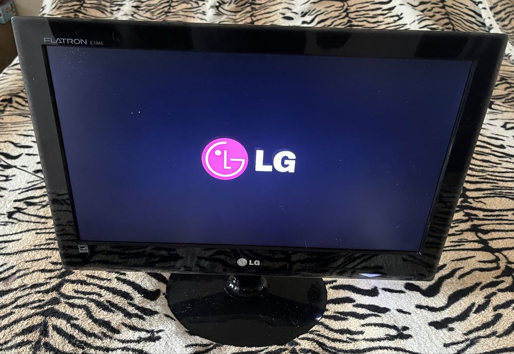 Б/У LED монитор LG flatron E1940 в рабочем состоянии