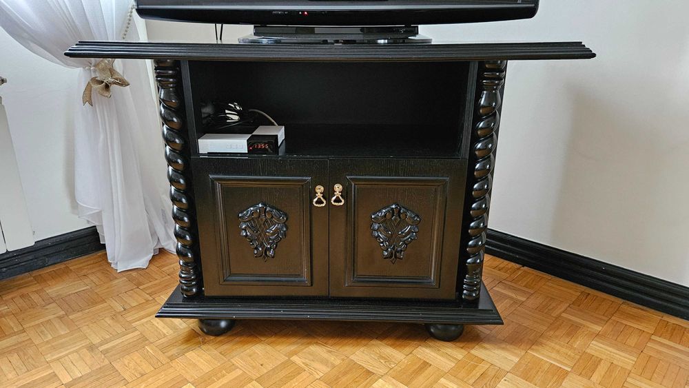 Zestaw mebli drewnianych