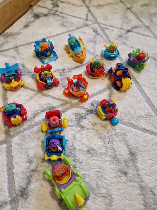 14 pojazdów/ samochodzików + 14 figurki SUPER ZINGS/SUPER THINGS