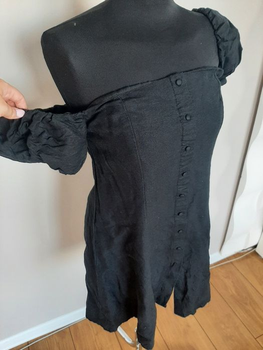 Czarna krótka sukienka z lnem 54% i wiskozą zapinana z przodu na guzik