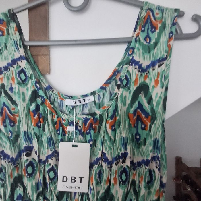 Sukienka midi w kolorowe wzory